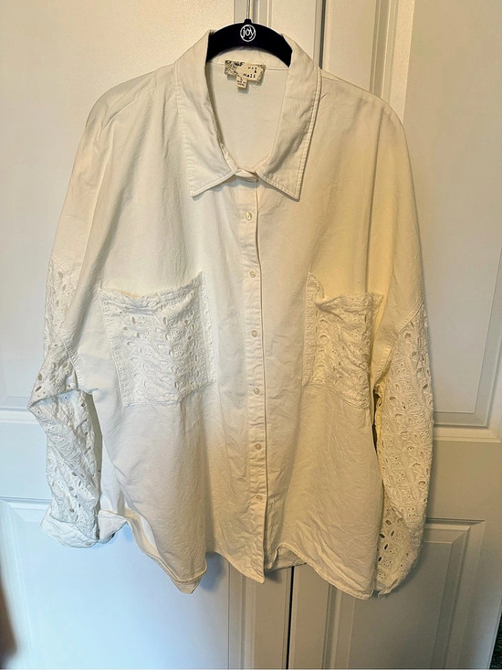Oli & Hali Tops - Oli & Hali
White Lace Sleeve Button Down Size Large
